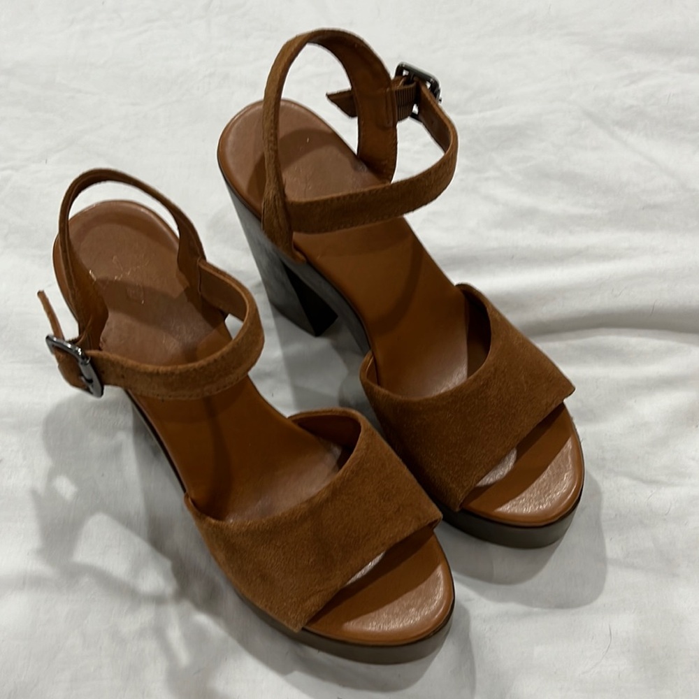 Lulus Camel  Suede  w Wooden Base Heels Size 8 1/2